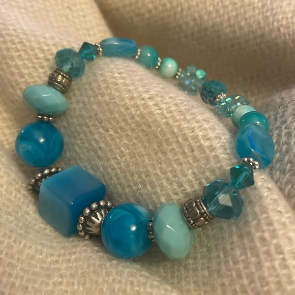 Jewelry - Blue bead bracelet